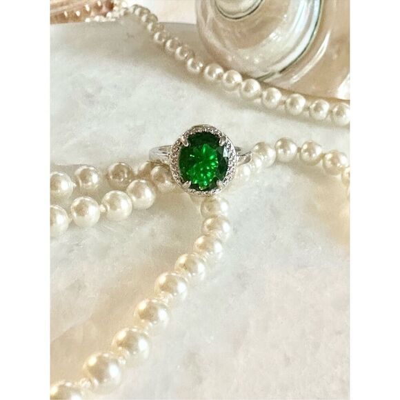 Cubic zirconia oval cut emerald green ring size 9 - Picture 3 of 6